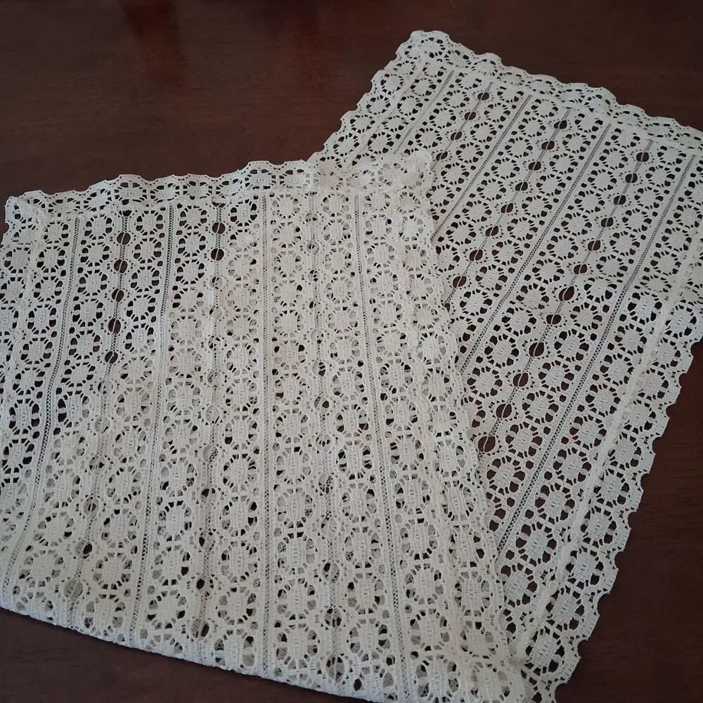 Vtg White Lace Table Runner 33x12 Inch Buffet Scarf Dresser Vanity Mat Rectangle
